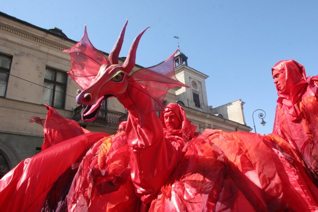 Henryk Ryl, założyciel łódzkiego teatru lalek Arlekin, ma być patronem szkoły podstawowej nr 175. W ostatnich latach znakiem rozpoznawczym teatru jest czerwony smok.