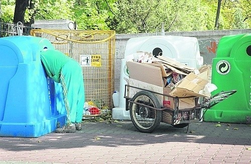 Zbieracze wyjmują ze śmietników makulaturę i puszki, ale pozostawiają po sobie bałagan