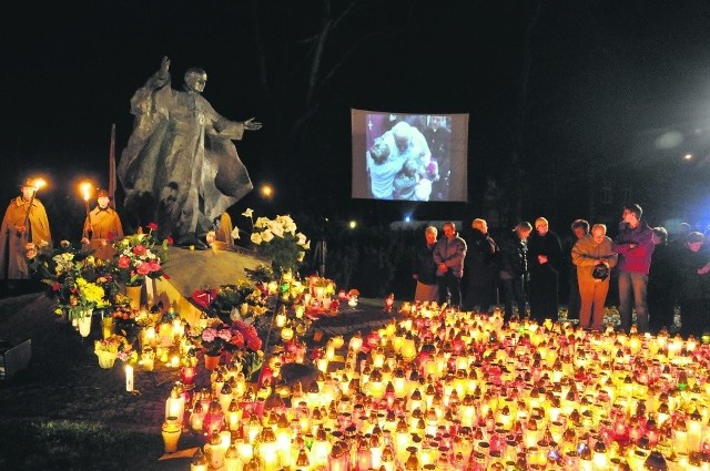 Pod pomnikiem papieża na Ostrowie Tumskim zapłonęły znicze