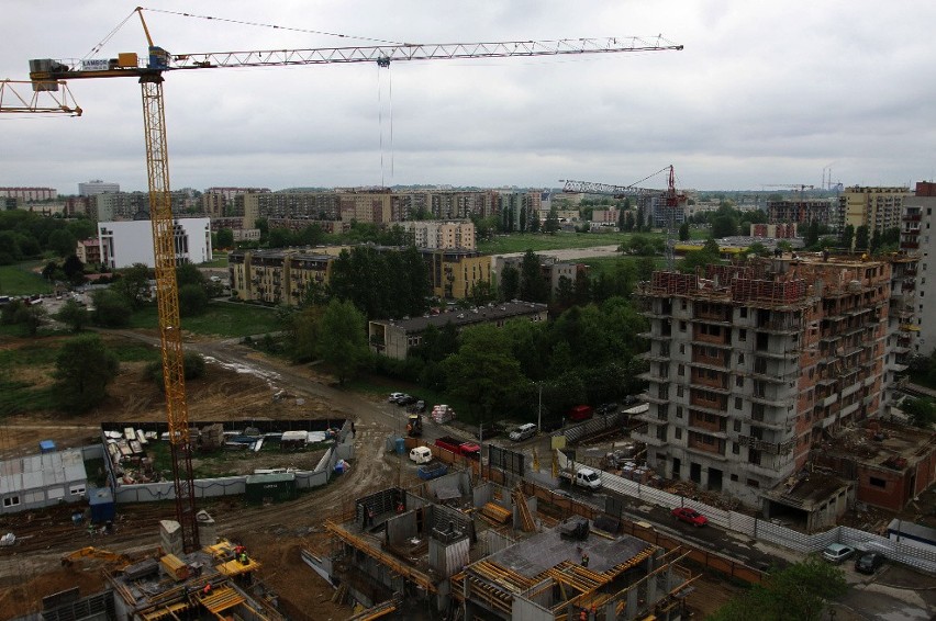 Widok z sąsiedniego bloku na osiedle Avia, powstające przy...