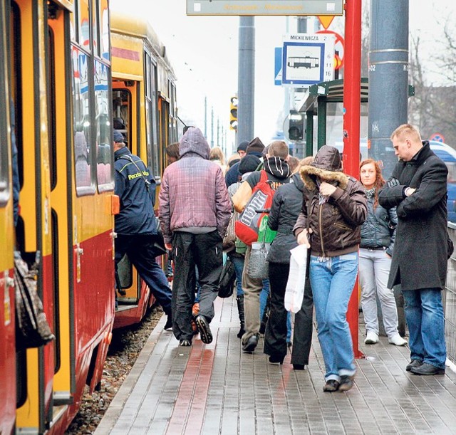 Uszkodzony pantograf tramwaju 41 spowodował zatrzymanie ruchu w Pabianicach.