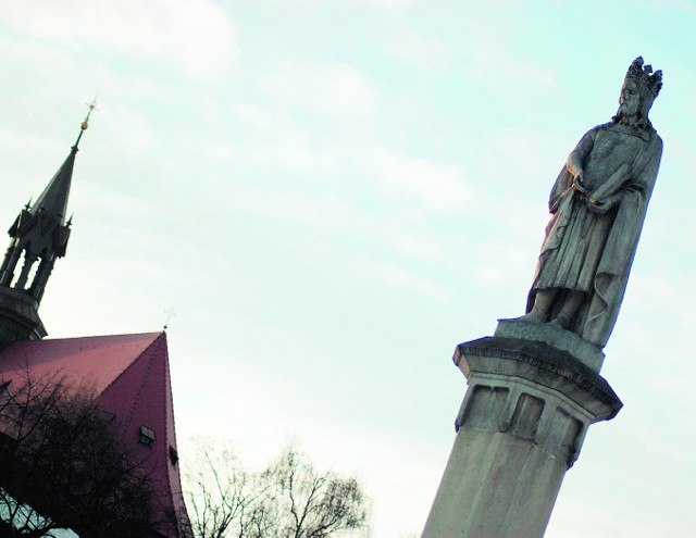 Pomnik Kazimierza Wielkiego to jeden z symboli miasta soli