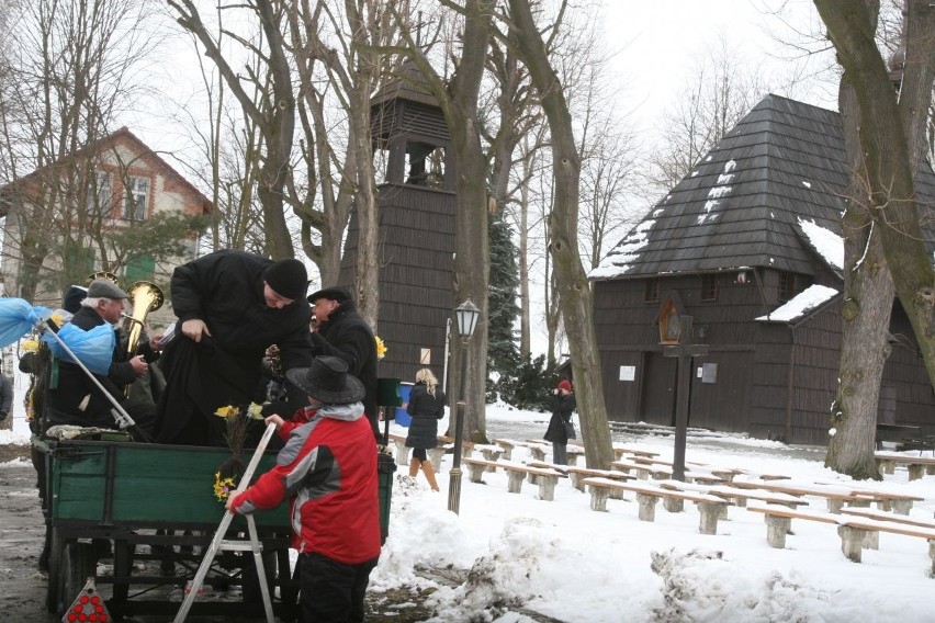 Arcybiskup Wiktor Skworc na procesji konnej w Pietrowicach Wielkich [ZDJĘCIA]