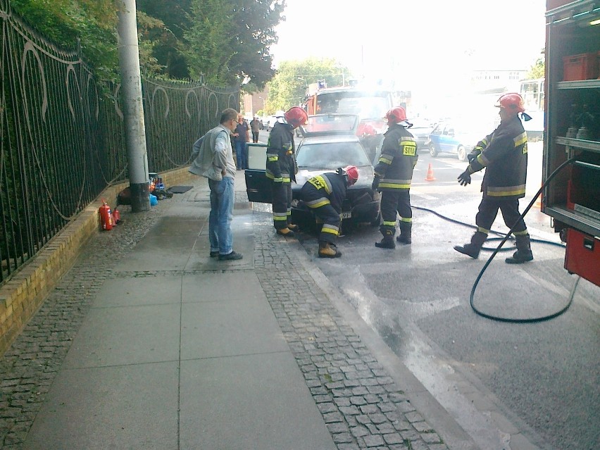 Wrocław: Na Sienkiewicza płonął samochód. Były utrudnienia w ruchu (ZDJĘCIA)