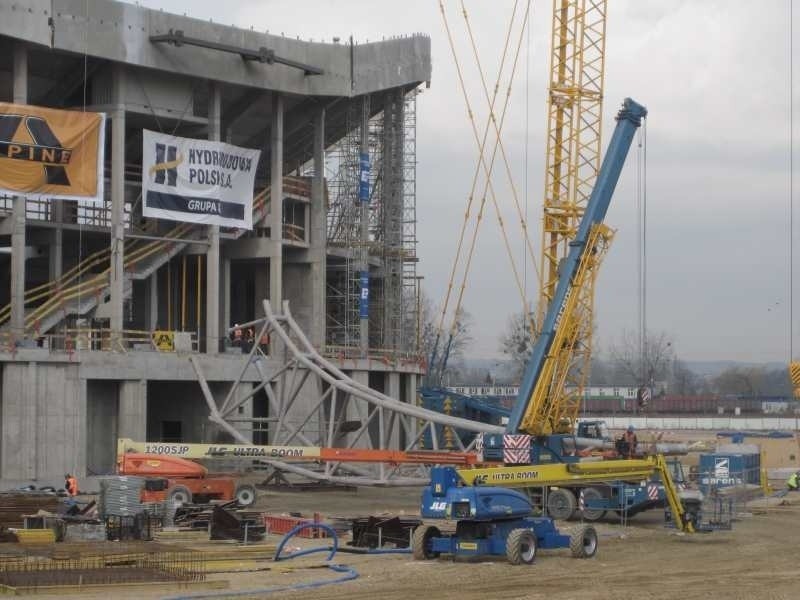 Gdańsk: Na stadionie na Letnicy ustawiony został pierwszy element dachu (zdjęcia)