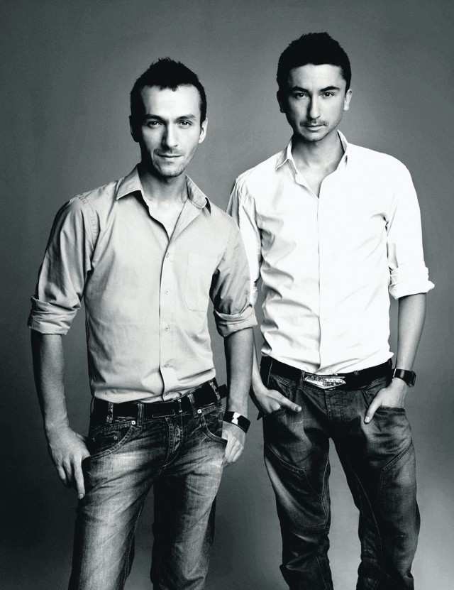 Marcin Paprocki i Mariusz Brzozowski należą do ulubionych projektantów gwiazd. W swoim wizerunku stawią na elegancję i prostotę z odrobiną luzu
