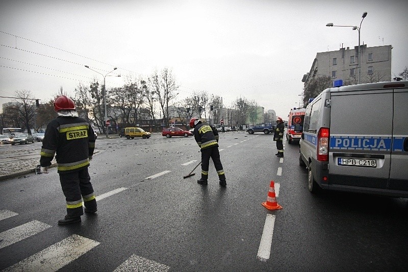 Wypadek na Grabiszyńskiej. Kierowca zakleszyczył się w aucie.  (Zdjęcia)