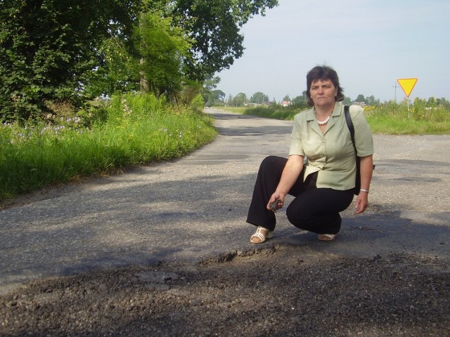 Halina Młynarczyk, radna gminna ze Szczurowej, nie może pogodzić się z tym, że władze powiatu bocheńskiego od lat nie mogą znaleźć pieniędzy na remont drogi, z której korzysta wiele osób