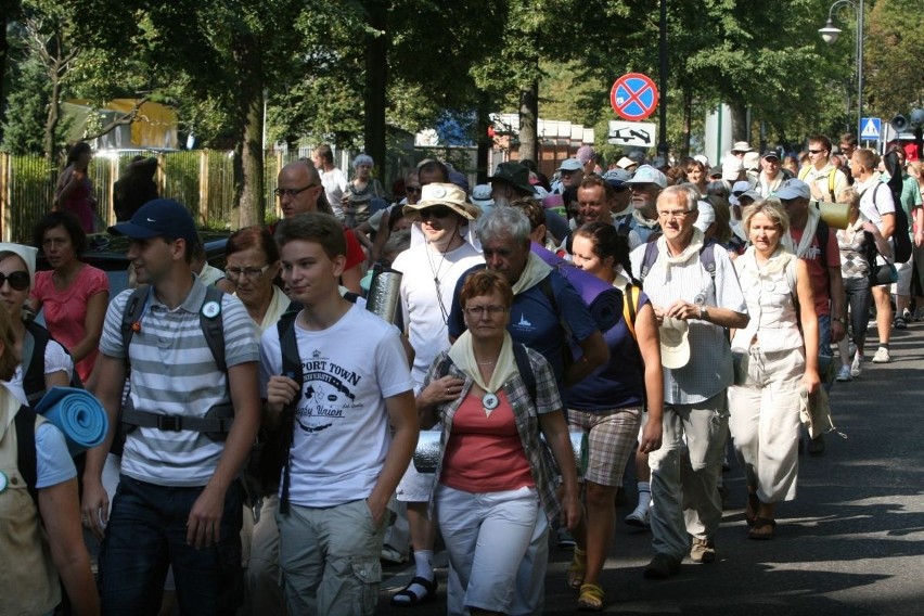 Cztery tysiące pielgrzymów z Rybnika jest już w drodze na Jasną Górę [ZDJĘCIA]