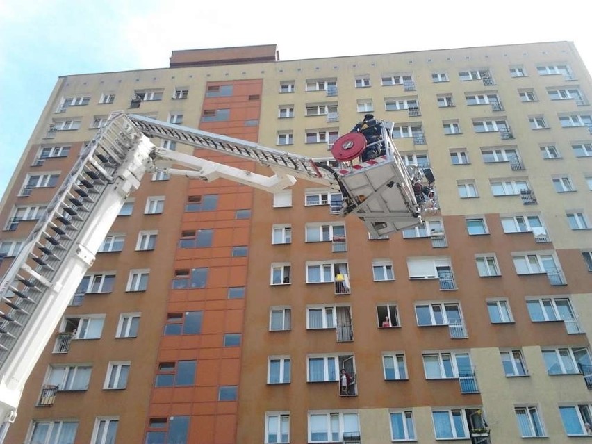 Poznań: Akcja strażaków w wieżowcu na os. Przyjaźni [ZDJĘCIA] 