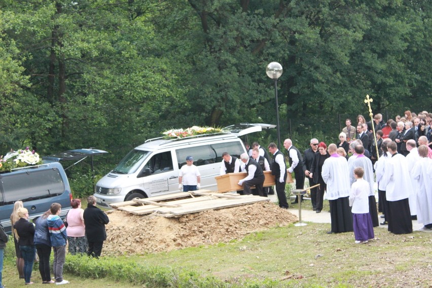 Jastrzębie-Zdrój: Tłumy żegnały tragicznie zmarłą rodzinę policjanta