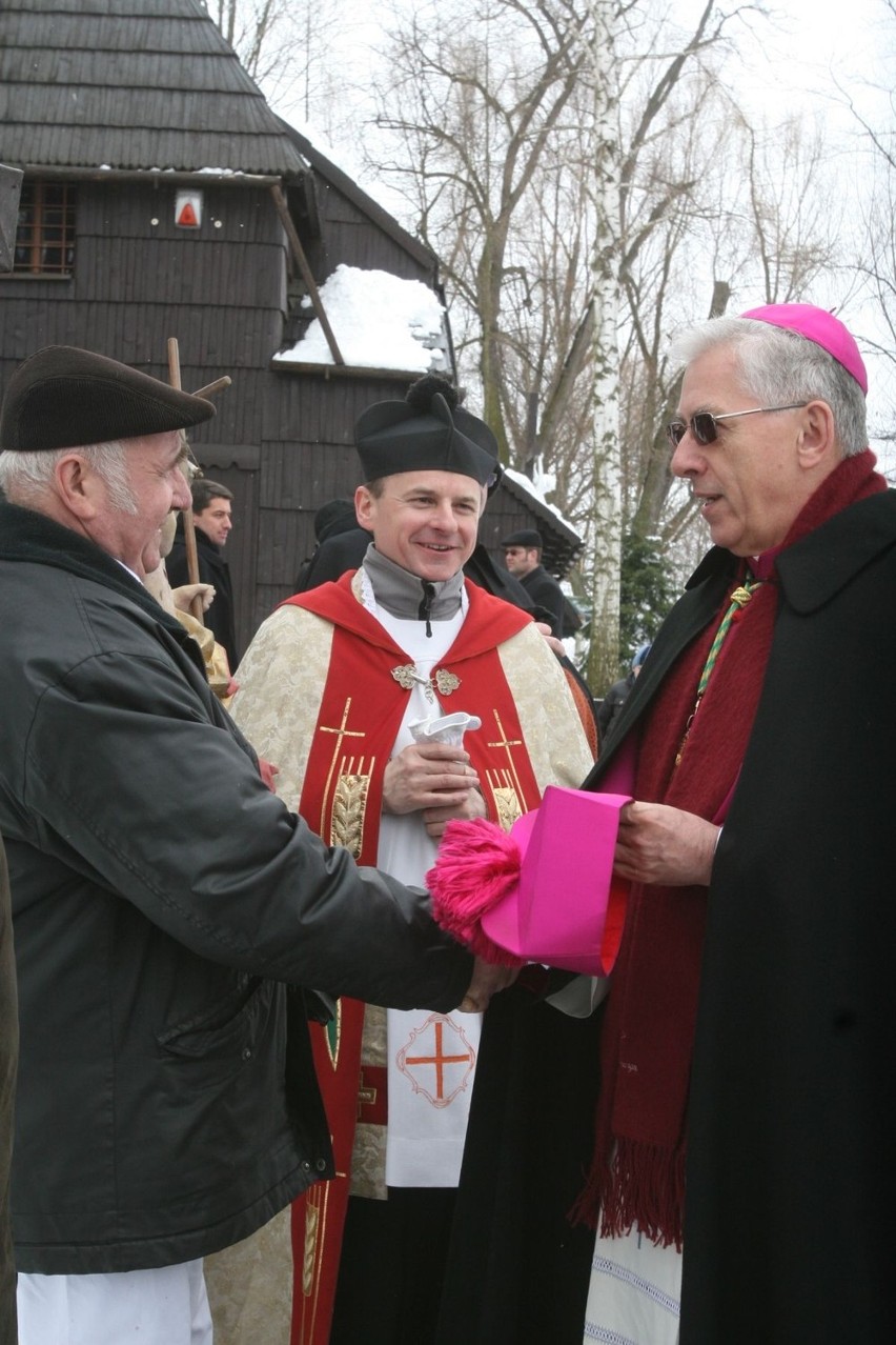 Arcybiskup Wiktor Skworc na procesji konnej w Pietrowicach Wielkich [ZDJĘCIA]