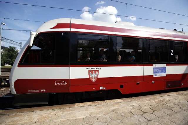 Rozkład jazdy jest nieczytelny, a kasjerki i konduktorzy nie potrafią odpowiedzieć na pytania - tak wyglądają początki Kolei Wielkopolskich w Lesznie