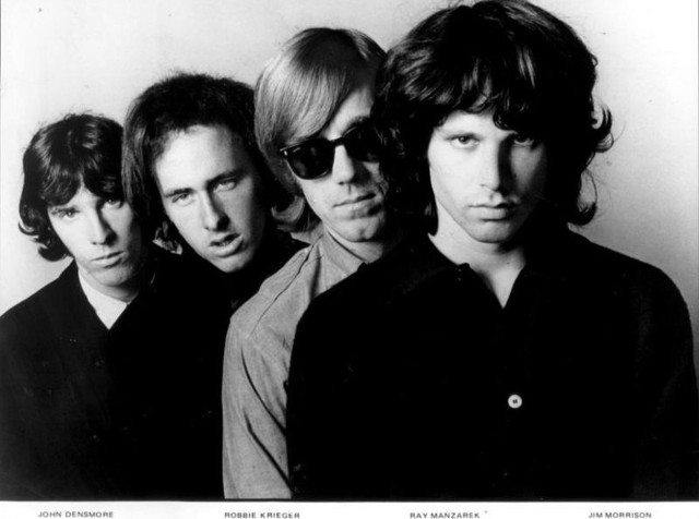 The Doors w pełnym składzie. Krieger i Manzarek w środku, z prawej nieżyjący już Jim Morrison