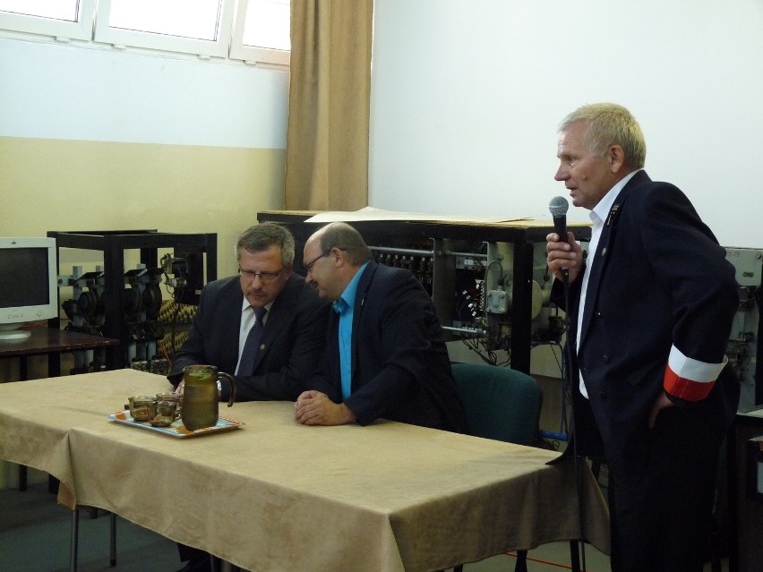 Za stołem siedzą: Leszek Miętek i Henryk Grymer. Z prawej:...