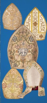 Pelplin: Zobacz historyczne mitry, czyli nakrycia głowy biskupów 