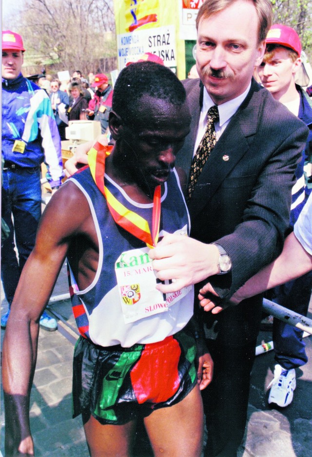 Jubileuszowy, 15. Maraton Wroc ław wygrał Kenijczyk Stephen Langat. Na mecie dogonił go Bogdan Zdrojewski