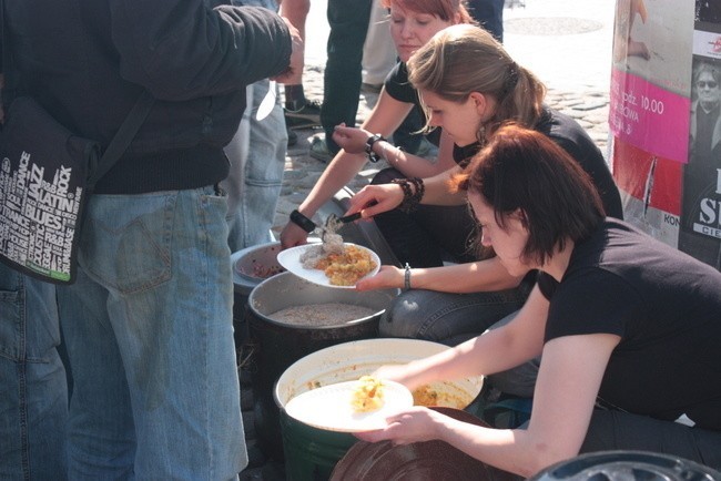 Poznań: Rozdawali jedzenie w proteście przeciw Euro 2012 [ZDJĘCIA]