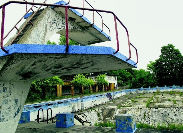 Lubański basen był kiedyś wielką atrakcją. Od lat jest nieczynny i niszczeje