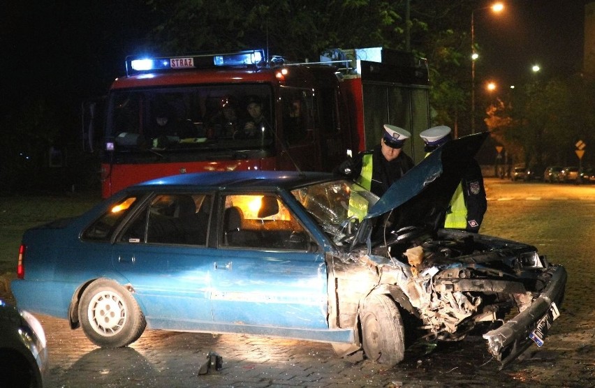 Wrocław: Pijany nastolatek rozbił polonezem inne auta (ZDJĘCIA)