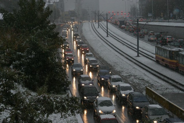 Przetargi na zimowe utrzymanie dróg rozstrzygane były dopiero w styczniu - wytyka wiceprezydent Łodzi Paweł Paczkowski.