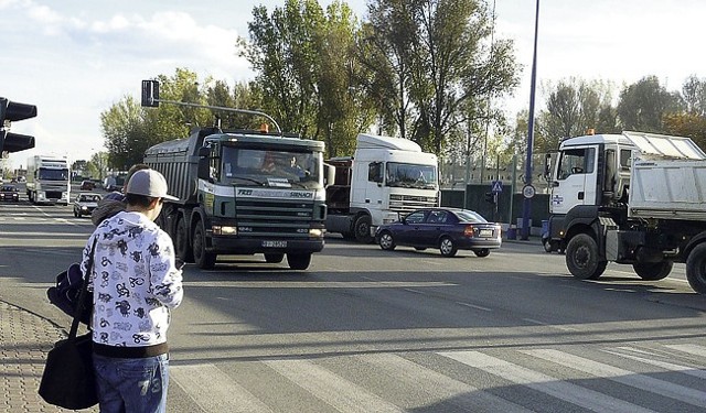 Ciężarówki dowożące kruszywo na place budów autostrady A2 rozjeżdżają Skierniewice.