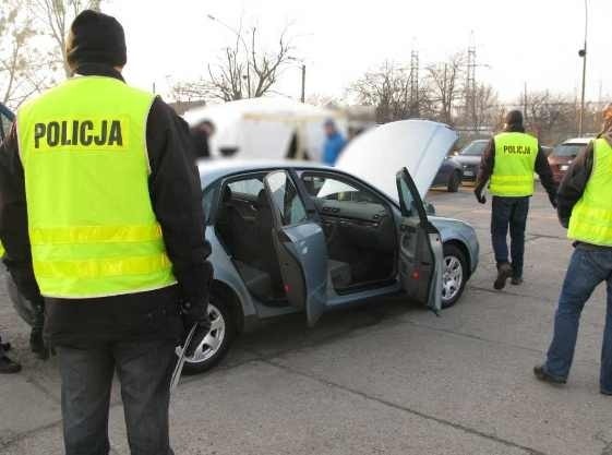 Nalot niemieckiej policji na giełdę we Wrocławiu. Znalazła kilka kradzionych aut (ZDJĘCIA, FILM)