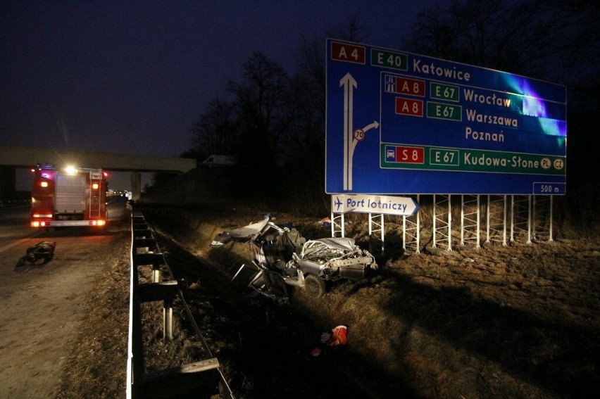 Śmierć na autostradzie A4. Samochód dachował (ZDJĘCIA)