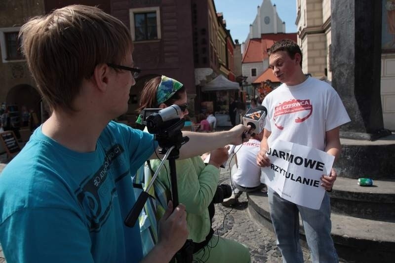 Ogólnoświatowa akcja Free Hugs, czyli "Darmowe przytulanie",...