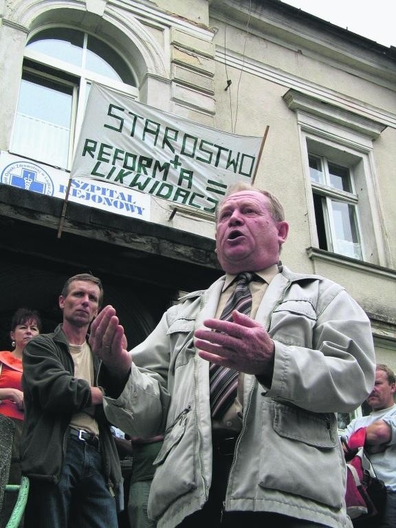 Mieszkańcy Lądka i Stronia protestowali pod szpitalem