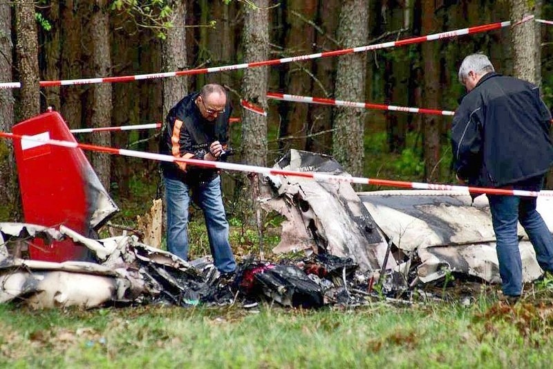 Od rana na miejscu katastrofy awionetki pracowała Państwowa...