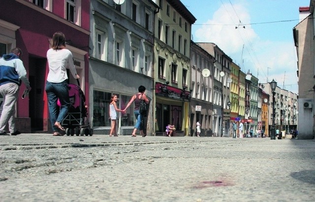 Tu zdołała się doczołgać ofiara bestii. Plama krwi na bruku została mimo szorowania