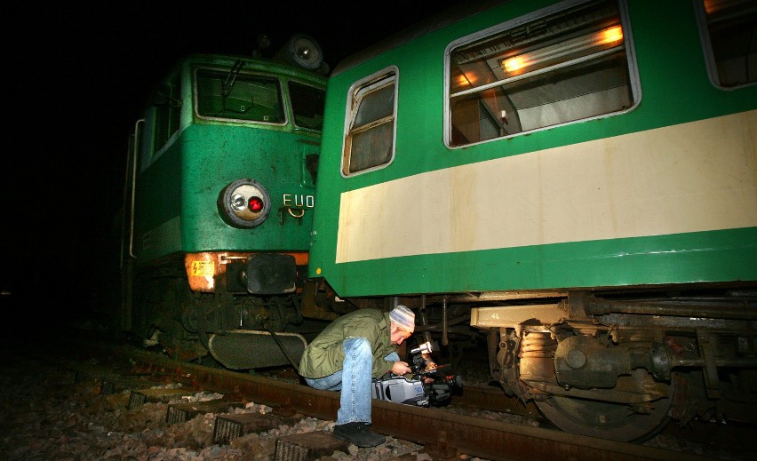 Z szyn wypadła lokomotywa i wagon składu do Poznania