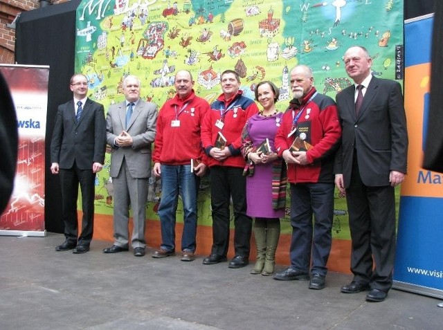 Na zdjęciu stoją od lewej  Witold Latusek, Kazimierz Barczyk nagrodzeni ministerialną odznaką -  Józef Bugajski, Robert Czak, Agnieszka Podyma  Lech Tarciłowski  oraz Leszek Zegzda