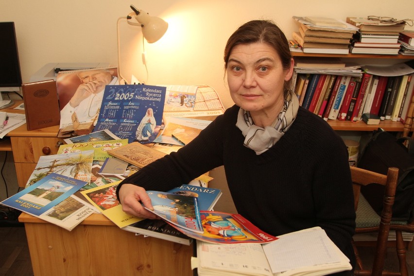 Etnograf Aldona Plucińska ma w domu ponad sto kalendarzy. Są...