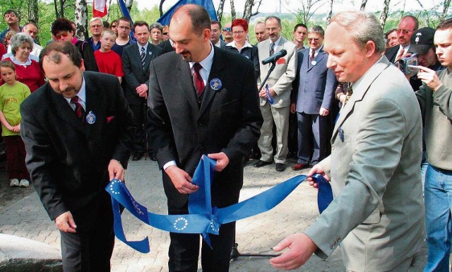 Archiwalne zdjęcie z 2004 roku. Prezydenci Górski, Silbert i Osyra odsłaniają obelisk w Trójkącie Trzech Cesarzy