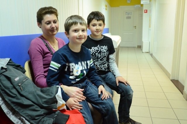 Dziesięcioletni Patryk (na zdjęciu z bratem i mamą Iwoną) czekał na pierwszą wizytę u okulisty dwa i pół miesiąca.