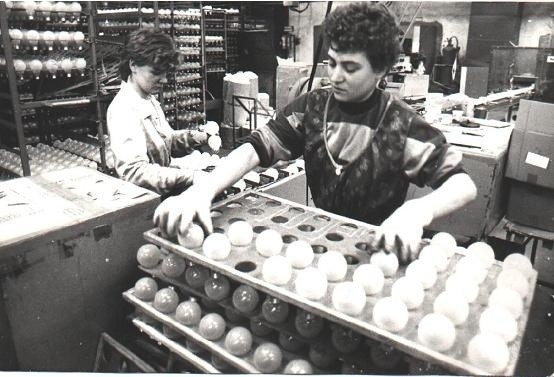 Kontrola jakości żarówek w pilskim "Polamie" w 1986 roku. Prasa donosiła o zwiększeniu produkcji i "poprawie  zaopatrzenia" w sklepach elektrycznych