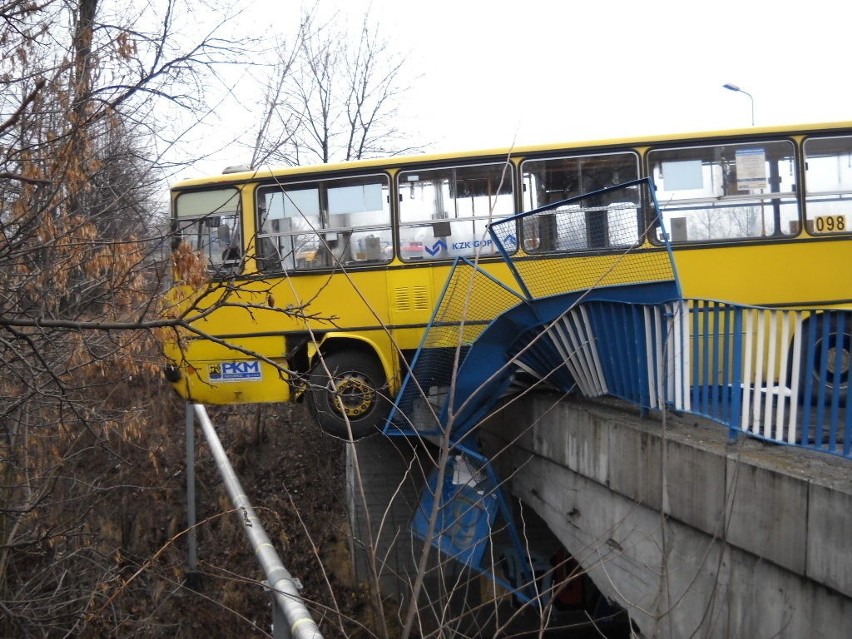 Pięć osób poszkodowanych w zderzeniu autobusów w Mysłowicach [ZDJĘCIA]