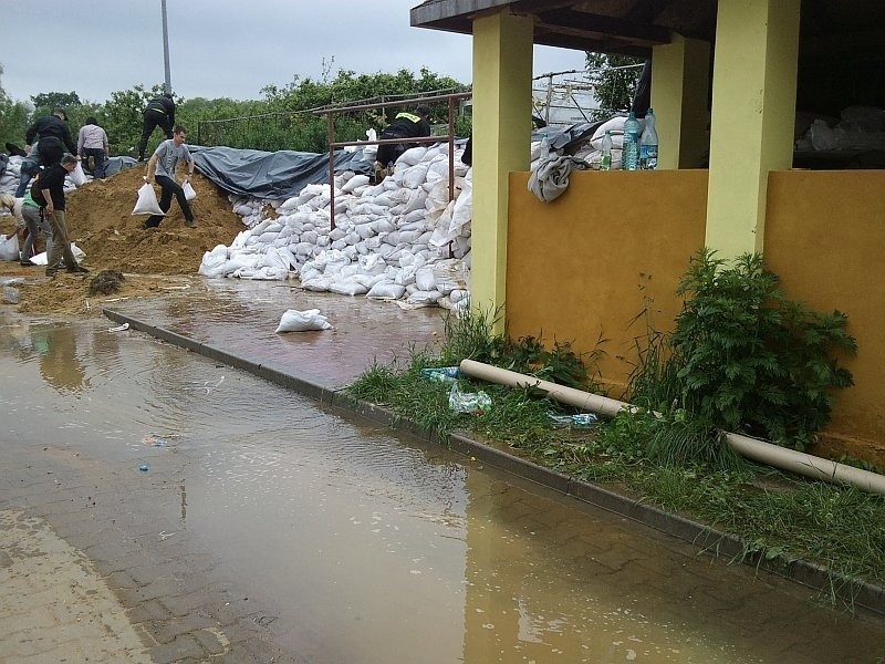 Kozanów: Woda na ul. Gwareckiej, Ignuta zamknięta (ZDJĘCIA)