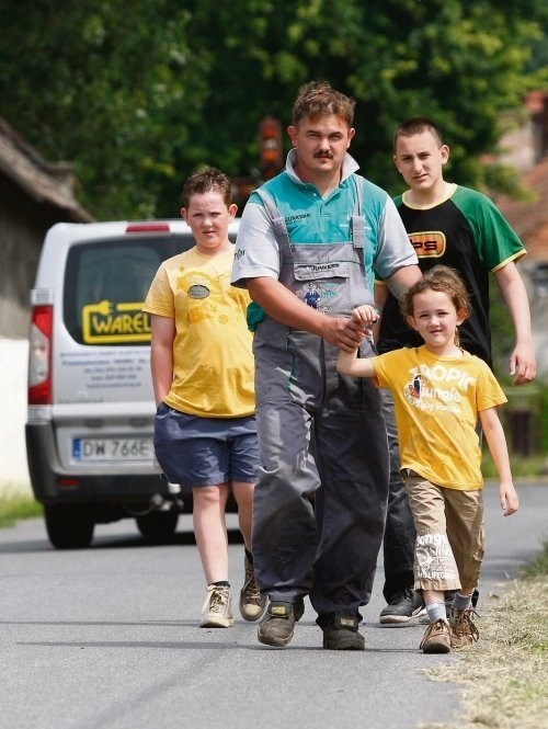 - Strach tędy chodzić z dziećmi - mówi Artur Widera