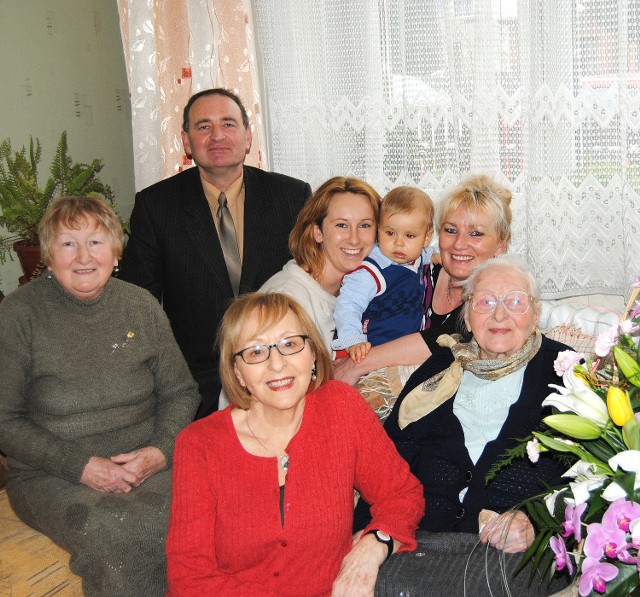 Maria Banaś z Trzebini z córkami, wnuczętami, prawnuczką i praprawnuczkiem Aleksem