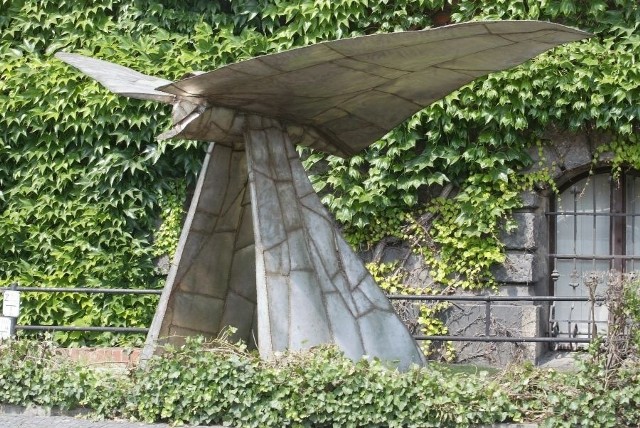 Rzeźbę "Ptak" można oglądać przed Muzeum Narodowym