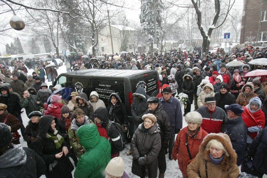 Pogrzeb Magdy z Sosnowca: Gdzie była matka? [ZDJĘCIA i WIDEO]