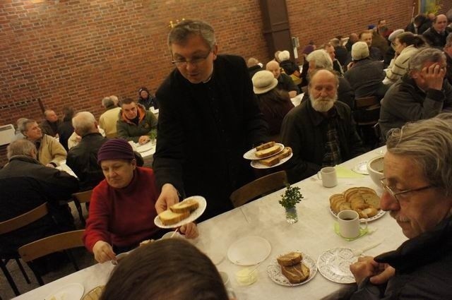 Poznań: Wielkanocne śniadanie w Caritas [ZDJĘCIA FILM] 