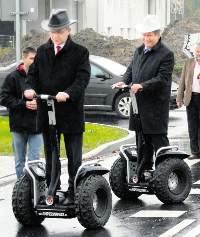 Stan nawierzchni oficjele sprawdzali na segwayach. .Kaski-kapelusze miały zapewnić bezpieczeństwo uczestnikom zabawy.