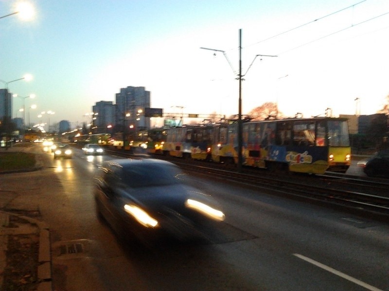 Poznań: Wykoleił się tramwaj na rondzie Rataje. Ogromne korki! [ZDJĘCIA]