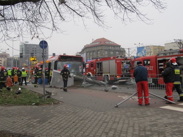 Wrocław: Autobus staranował przystanek na pl. Jana Pawła II. Jedna osoba nie żyje (ZDJĘCIA, FILM)