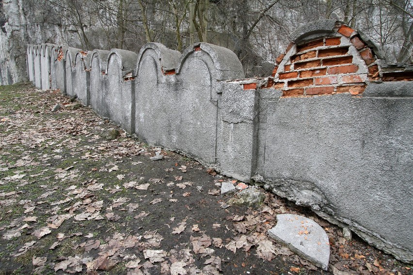 Kraków: mur getta sypie się coraz bardziej [ZDJĘCIA]