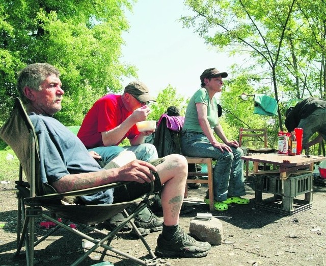 Tuż obok cmentarza bezdomni urządzili sobie obozowisko